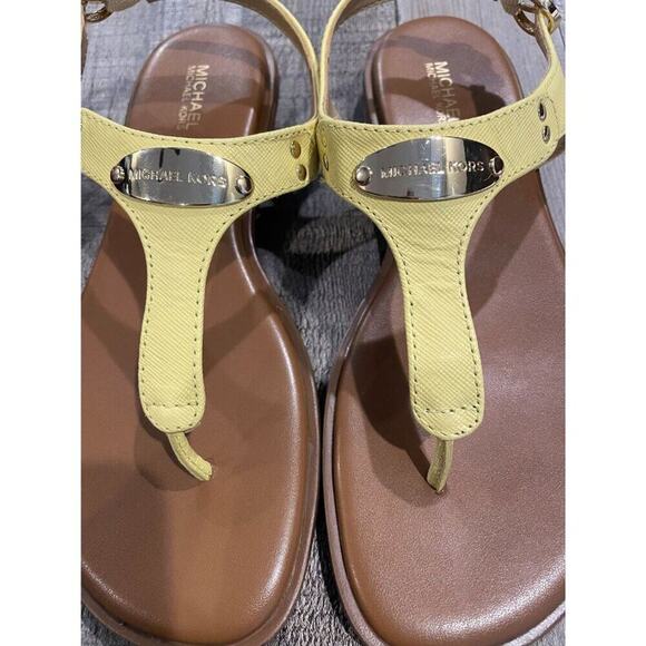 Women's Michael Kors Plate Flat Thong Sandals | Buttercup | 7 - Picture 4 of 16